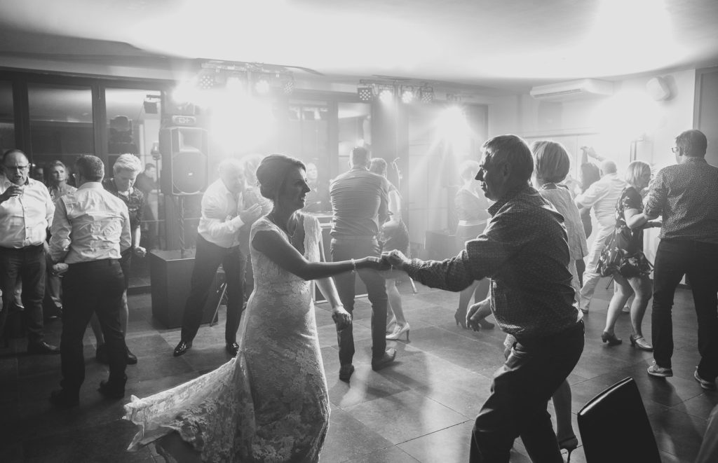 dansen trouwfeest in zwart wit