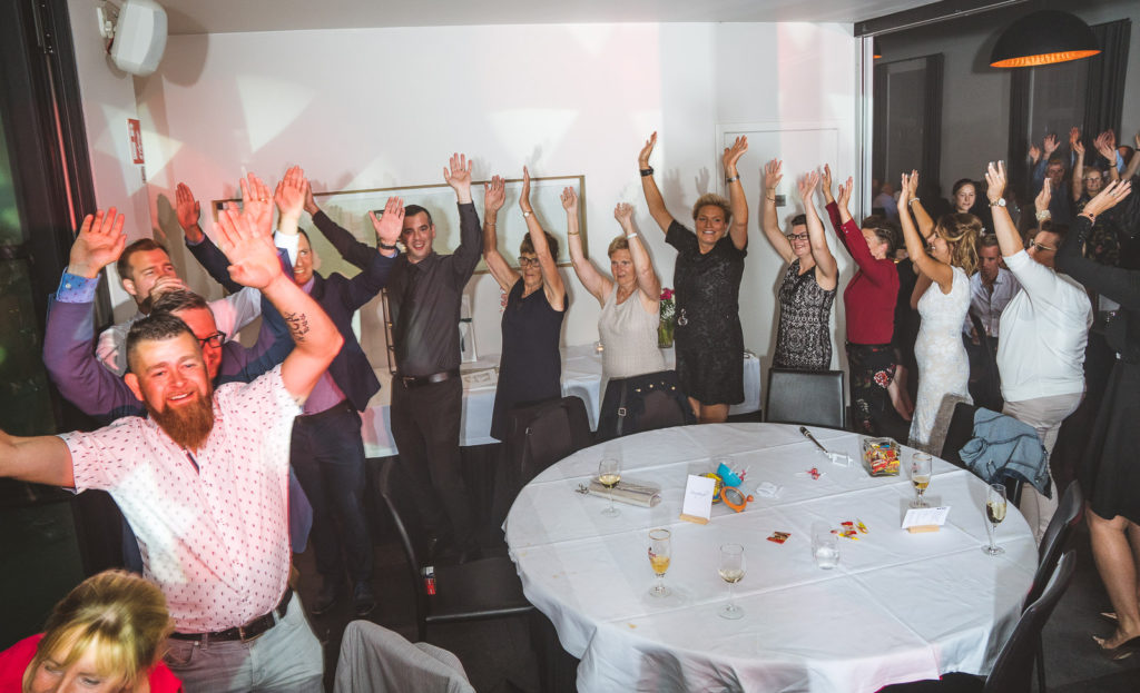 feestnummer trouw handen in de lucht