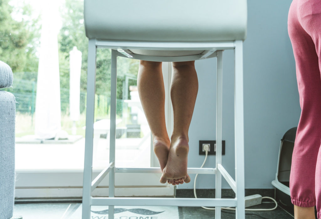 voeten trouwdag stoel